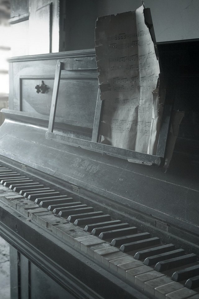 Обои музыка, старый, пианино, музыкальный инструмент, music, old, piano, musical instrument разрешение 1920x1272 Загрузить