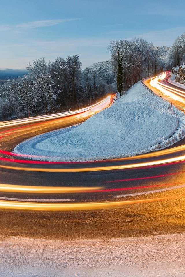 Обои свет, дорога, деревья, огни, вечер, снег, зима, выдержка, light, road, trees, lights, the evening, snow, winter, excerpt разрешение 2000x1125 Загрузить