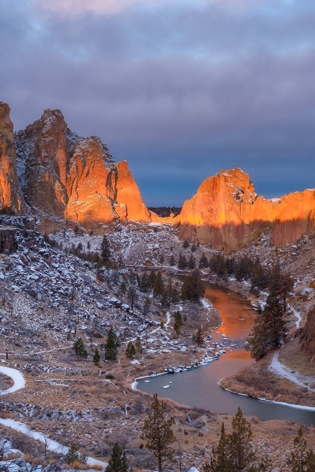 Обои свет, вечер, река, горы, скалы, снег, камни, утро, light, the evening, river, mountains, rocks, snow, stones, morning разрешение 2048x1366 Загрузить