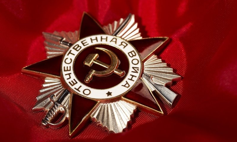 Обои красный, день победы, награды, орден отечественной войны, 9 мая, red, victory day, awards, order of the patriotic war, may 9 разрешение 1920x1200 Загрузить