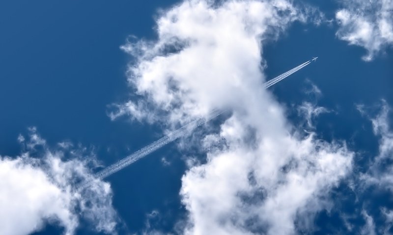 Обои облака, самолет, след, clouds, the plane, trail разрешение 1920x1200 Загрузить