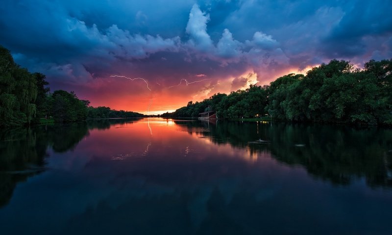 Обои деревья, река, тучи, отражение, парк, молния, молнии, гроза, trees, river, clouds, reflection, park, lightning, zipper, the storm разрешение 1920x1200 Загрузить