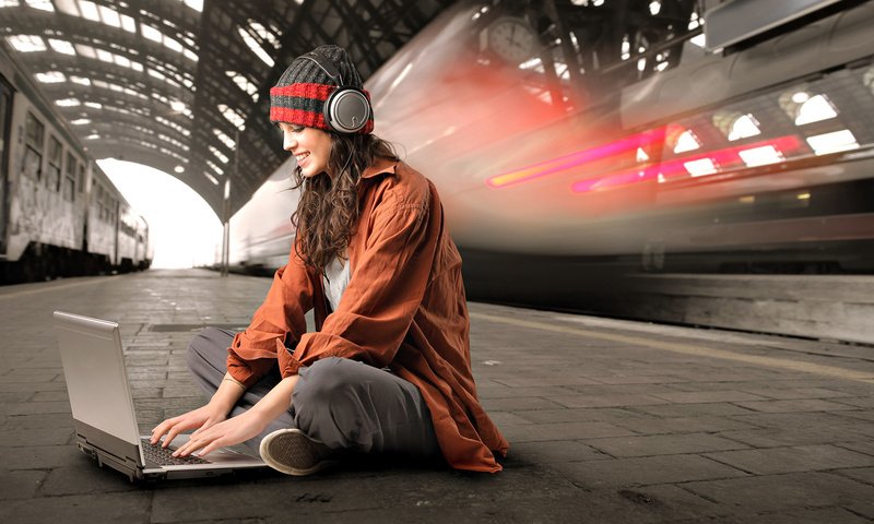 Обои девушка, наушники, метро, ноутбук, увлеченность, уединение, girl, headphones, metro, laptop, passion, privacy разрешение 1920x1080 Загрузить