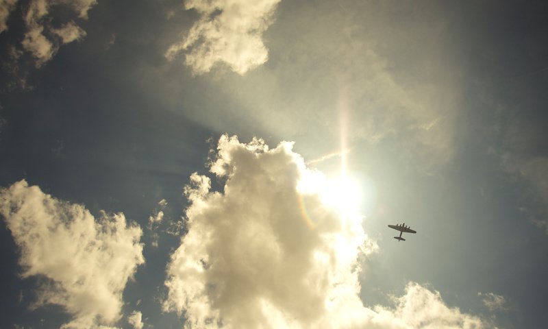 Обои небо, облака, самолет, пейзажи, свобода, неба, airplanes, рейс, the sky, clouds, the plane, landscapes, freedom, sky, flight разрешение 1920x1200 Загрузить