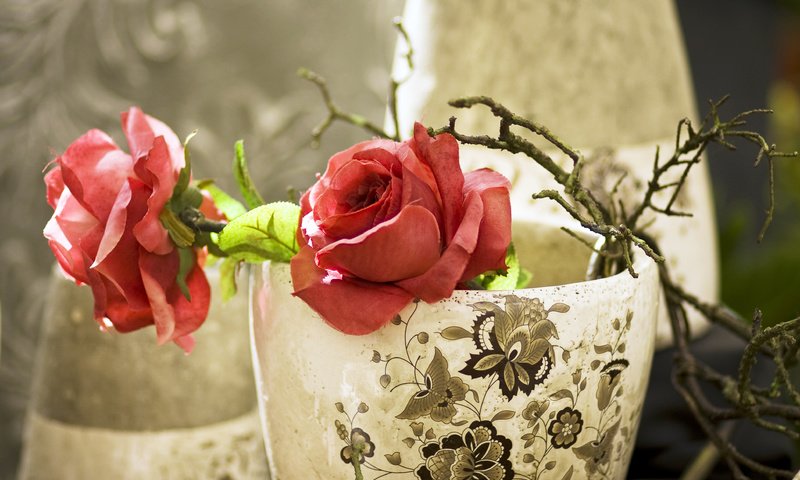 Обои ветка, узор, розы, красные, ткань, ваза, искусственные цветы, branch, pattern, roses, red, fabric, vase, artificial flowers разрешение 3888x2592 Загрузить