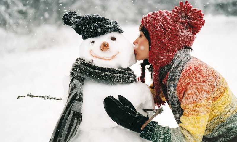 Обои снег, зима, девушка, снеговик, поцелуй, snow, winter, girl, snowman, kiss разрешение 1920x1200 Загрузить
