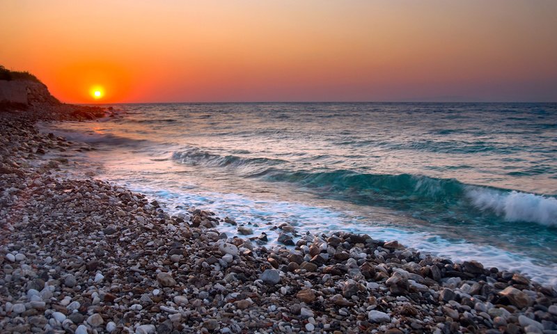 Обои камни, берег, галька, закат, море, пляж, горизонт, прибой, stones, shore, pebbles, sunset, sea, beach, horizon, surf разрешение 2560x1600 Загрузить