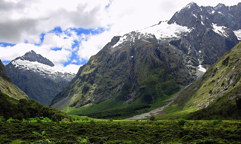 Обои горы, снег, зелень, mountains, snow, greens разрешение 2560x1600 Загрузить