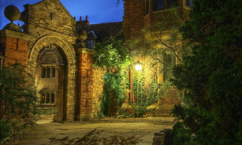 Обои вечер, замок, ворота, фонарь, дворик, плющ, поместье, the evening, castle, gate, lantern, patio, ivy, the estate разрешение 1920x1200 Загрузить