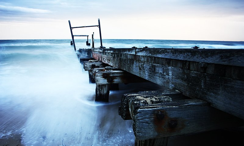 Обои небо, море, пирс, причал, старый, погода, пасмурная, the sky, sea, pierce, pier, old, weather, cloudy разрешение 1920x1200 Загрузить