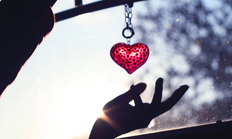 Обои рука, сердце, пальцы, брелок, цепочка, боке, hand, heart, fingers, keychain, chain, bokeh разрешение 1920x1080 Загрузить