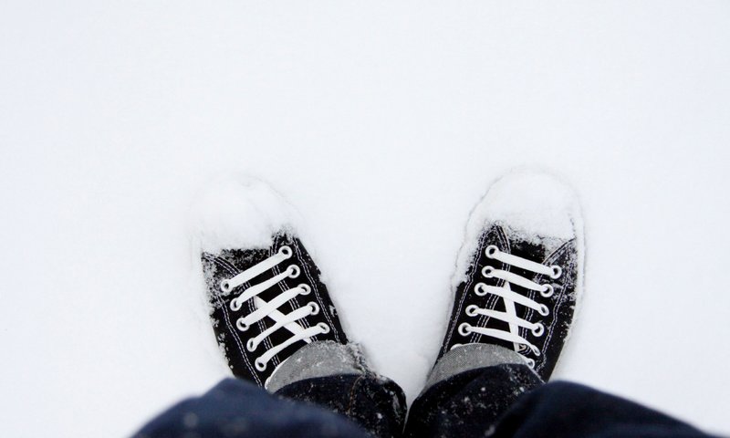 Обои снег, кеды, обувь, snow, sneakers, shoes разрешение 2560x1707 Загрузить