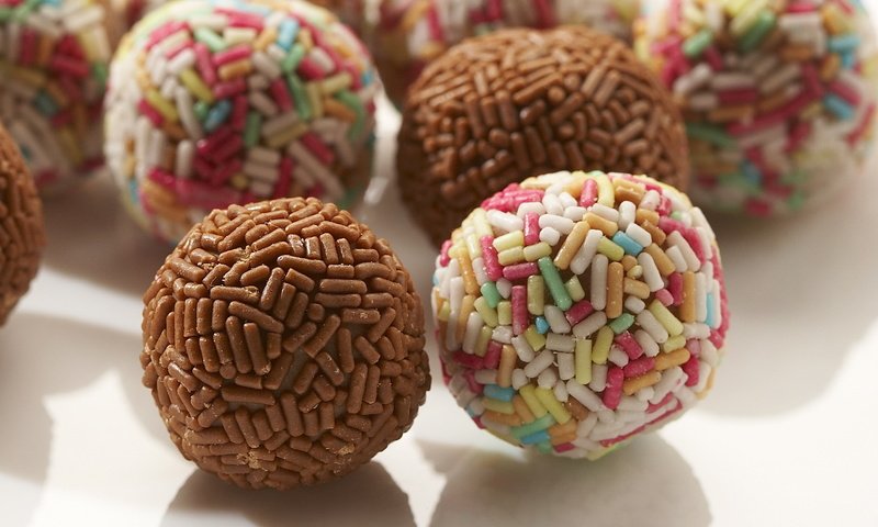 Обои конфеты, шарики, шоколад, сладкое, десерт, воздушный рис, candy, balls, chocolate, sweet, dessert, puffed rice разрешение 1920x1200 Загрузить