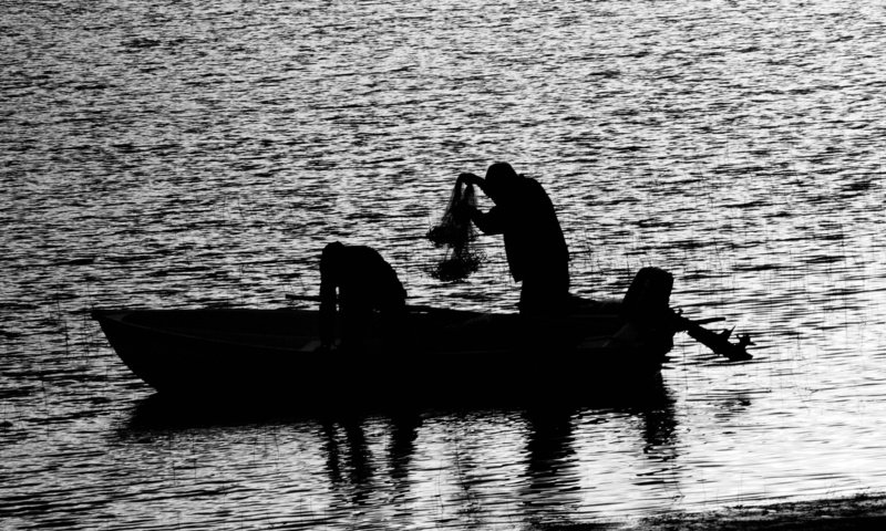 Обои вода, люди, черно-белая, лодка, рыбалка, water, people, black and white, boat, fishing разрешение 3032x2016 Загрузить