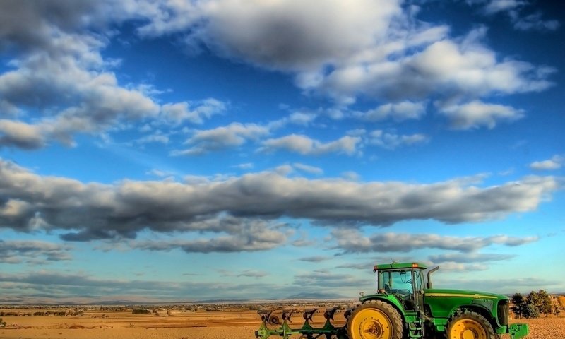 Обои облака, поле, трактор, clouds, field, tractor разрешение 1920x1440 Загрузить