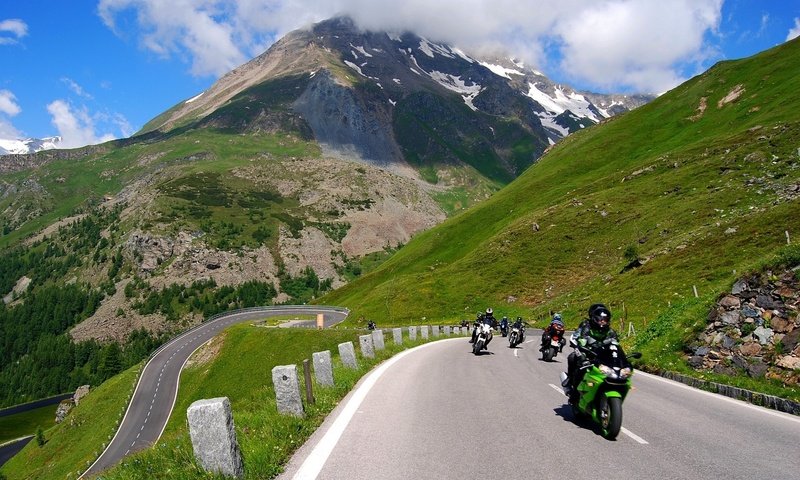 Обои дорога, горы, байкеры, road, mountains, bikers разрешение 1920x1200 Загрузить