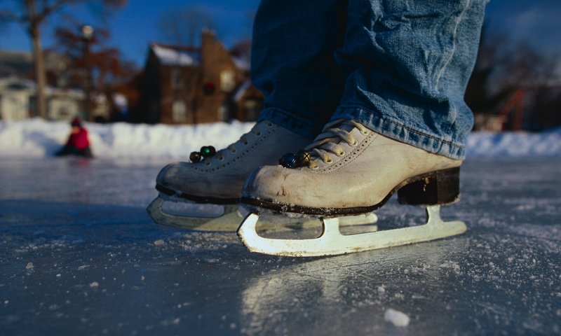 Обои зима, джинсы, каток, коньки, winter, jeans, rink, skates разрешение 3947x2625 Загрузить