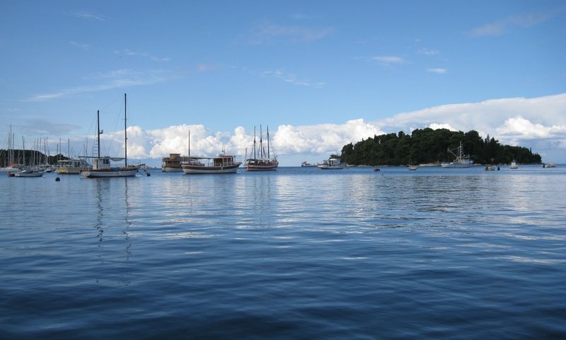 Обои небо, море, яхты, остров, the sky, sea, yachts, island разрешение 2592x1944 Загрузить