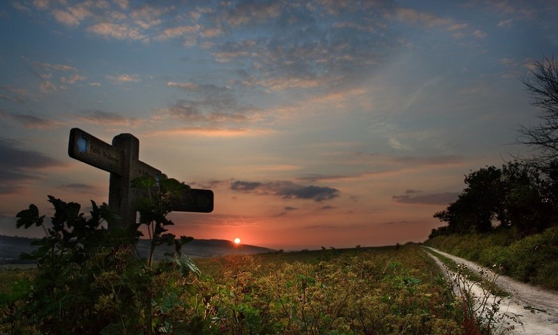 Обои небо, дорога, солнце, закат, поле, горизонт, указатель, the sky, road, the sun, sunset, field, horizon, index разрешение 1920x1200 Загрузить