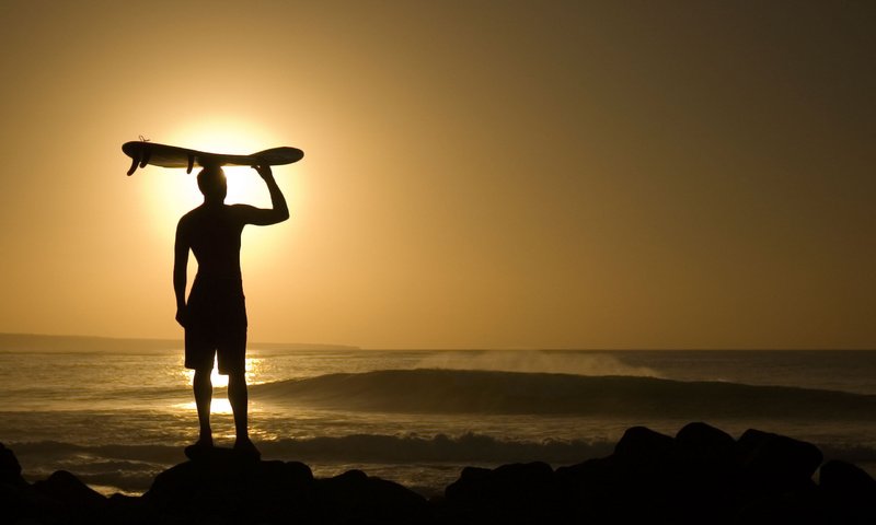 Обои вечер, солнце, парень, океан, серфинг, катание, удовольствие, the evening, the sun, guy, the ocean, surfing, riding, fun разрешение 2560x1600 Загрузить