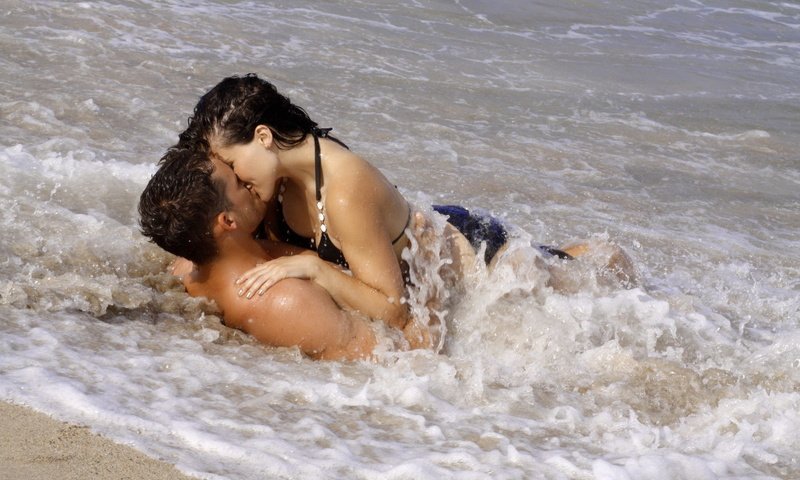 Обои море, любовь, пара, поцелуй, софия буш, остин николс, sea, love, pair, kiss, sophia bush, austin nichols разрешение 2000x1333 Загрузить