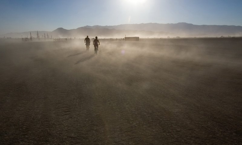 Обои горы, солнце, движение, пыль, mountains, the sun, movement, dust разрешение 1920x1440 Загрузить