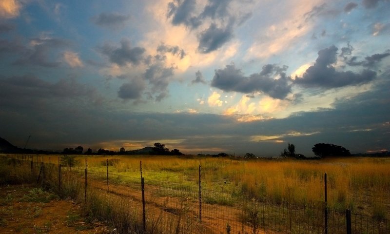 Обои облака, вечер, забор, пустырь, clouds, the evening, the fence, wasteland разрешение 1920x1440 Загрузить