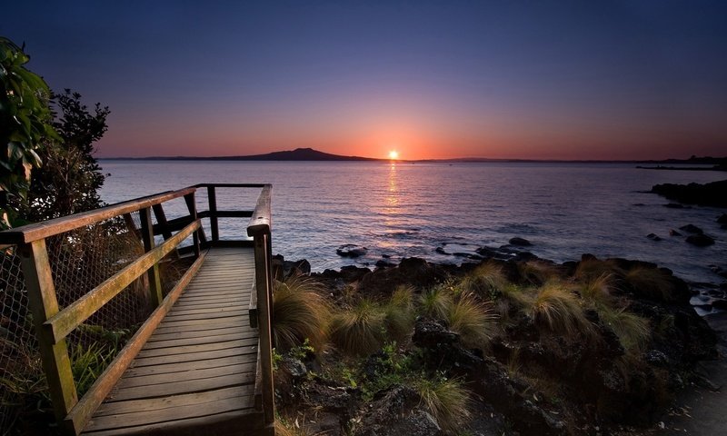 Обои вода, солнце, камни, берег, закат, перила, water, the sun, stones, shore, sunset, railings разрешение 1920x1200 Загрузить