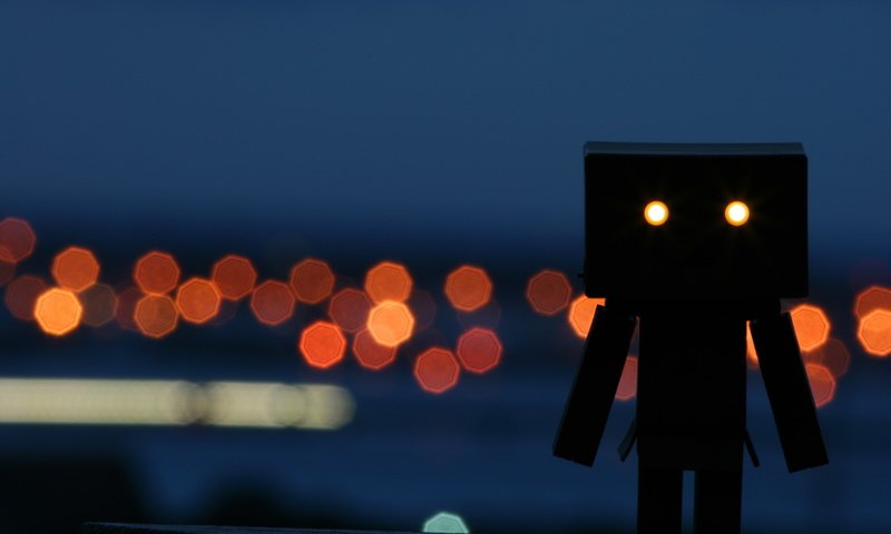 Обои ночь, огни, робот, человечек, коробка, night, lights, robot, man, box разрешение 2560x1600 Загрузить