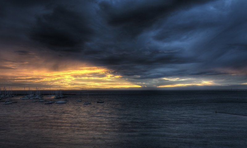 Обои облака, мрак, море, лодки, clouds, the darkness, sea, boats разрешение 1920x1200 Загрузить