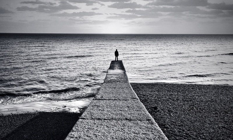 Обои берег, море, горизонт, причал, человек, черно-белая, shore, sea, horizon, pier, people, black and white разрешение 1920x1200 Загрузить