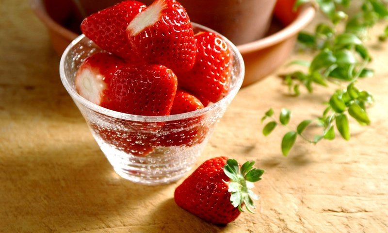 Обои клубника, стол, ягоды, ваза, стакан, strawberry, table, berries, vase, glass разрешение 1920x1175 Загрузить