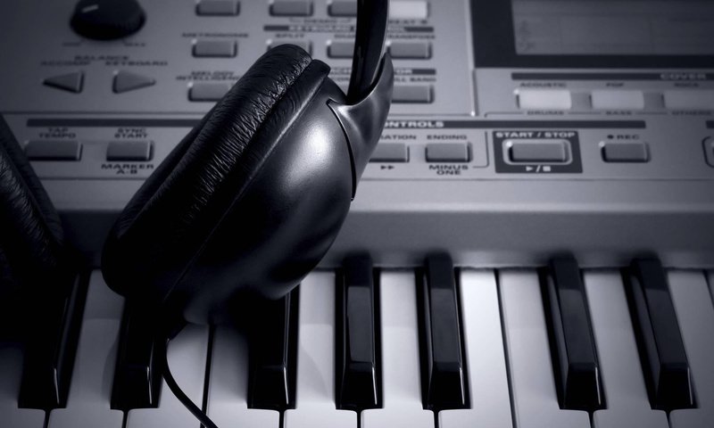 Обои синтезатор, чёрно-белое, наушники, synth, black and white, headphones разрешение 1920x1200 Загрузить