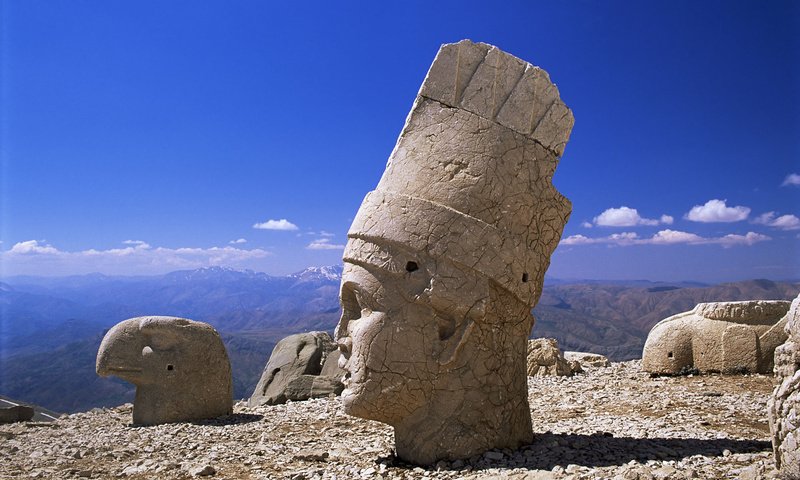 Обои горы, камень, остров, головы, mountains, stone, island, head разрешение 1920x1200 Загрузить