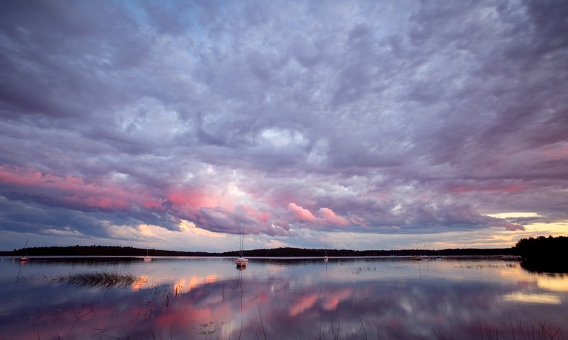 Обои отражение, водная гладь, катер, reflection, water surface, boat разрешение 2560x1600 Загрузить