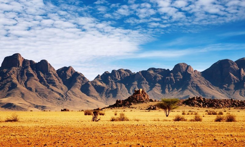 Обои небо, облака, горы, пустыня, саванна, намибия, скалистые горы, кустарники, the sky, clouds, mountains, desert, savannah, namibia, rocky mountains, shrubs разрешение 1920x1080 Загрузить