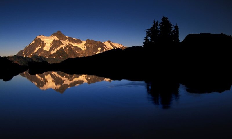 Обои небо, озеро, отражение, гора, ель, вершина, сосна, the sky, lake, reflection, mountain, spruce, top, pine разрешение 1999x1333 Загрузить
