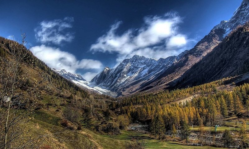 Обои небо, облака, деревья, горы, снег, лес, вершины, долина, the sky, clouds, trees, mountains, snow, forest, tops, valley разрешение 1920x1080 Загрузить