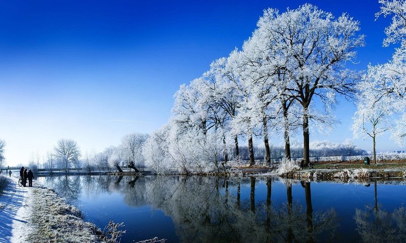 Обои небо, иней, деревья, река, снег, природа, зима, отражение, люди, the sky, frost, trees, river, snow, nature, winter, reflection, people разрешение 1920x1080 Загрузить