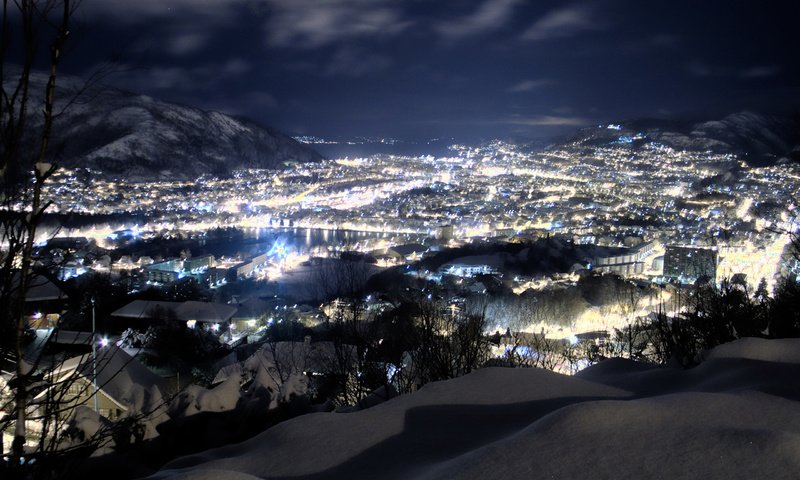 Обои здания, ночь, огни, снег, зима, город, высота, дома, ночной город, building, night, lights, snow, winter, the city, height, home, night city разрешение 2560x1600 Загрузить