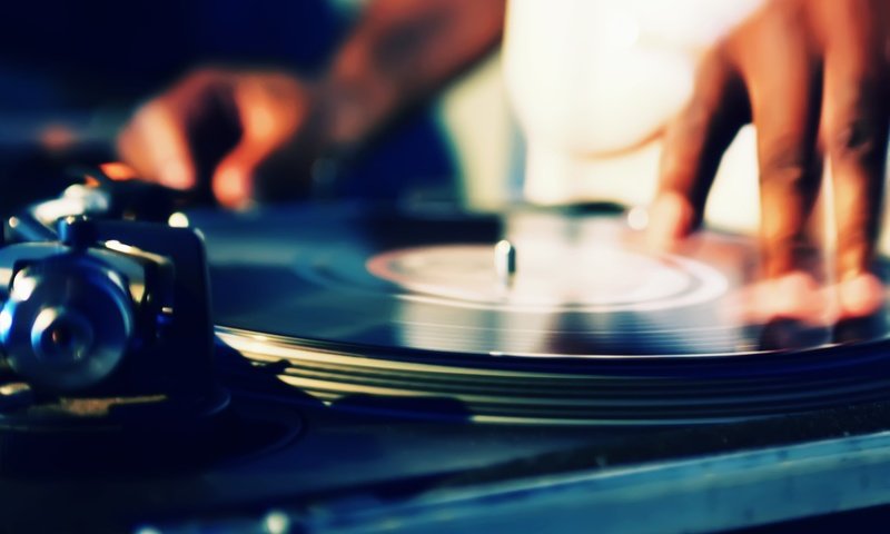 Обои музыка, диджей, винил, пластинка, руки, проигрыватель, music, dj, vinyl, record, hands, player разрешение 3000x2003 Загрузить