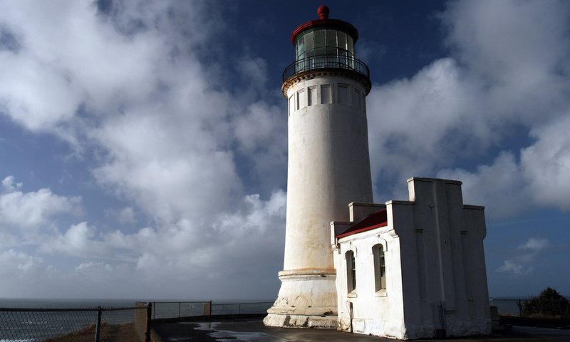 Обои небо, берег, маяк, горизонт, забор, океан, the sky, shore, lighthouse, horizon, the fence, the ocean разрешение 2560x1600 Загрузить