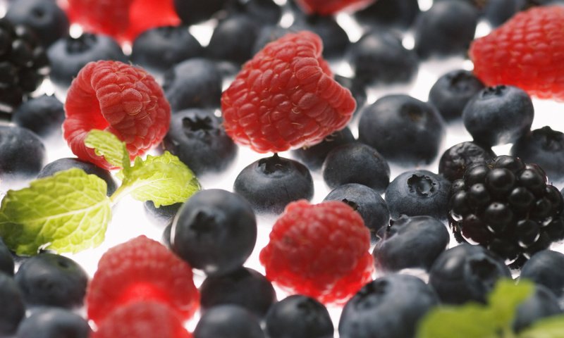 Обои макро, малина, ягоды, черника, ежевика, macro, raspberry, berries, blueberries, blackberry разрешение 1920x1200 Загрузить