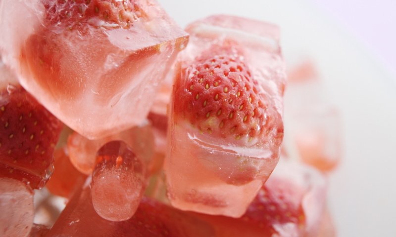 Обои ягода, клубника, лёд, кубики, berry, strawberry, ice, cubes разрешение 1920x1200 Загрузить