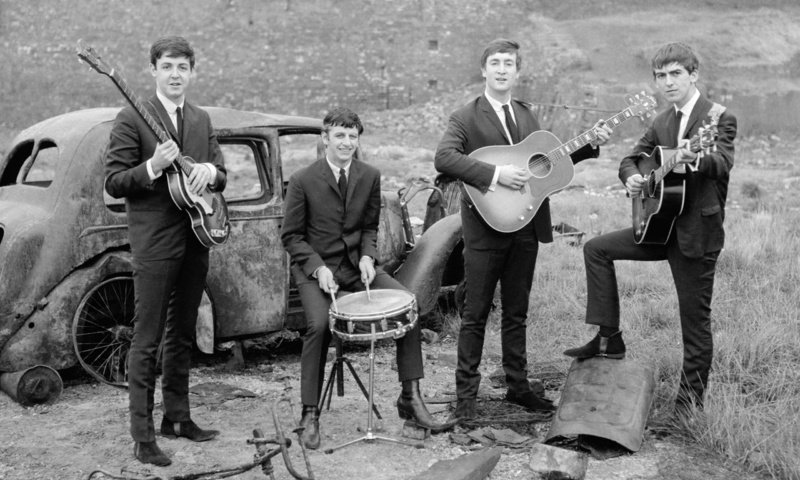 Обои группа, черно-белая, фотография, beatles, ржавая машина, group, black and white, photo, a rusty car разрешение 2560x1600 Загрузить