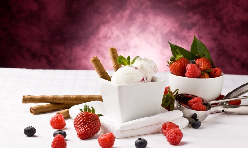 Обои малина, мороженое, клубника, ягоды, черника, трубочки, raspberry, ice cream, strawberry, berries, blueberries, tube разрешение 2560x1706 Загрузить
