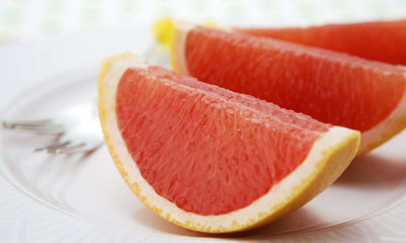Обои макро, белый фон, цитрус, дольки, тарелка, грейпфрут, macro, white background, citrus, slices, plate, grapefruit разрешение 1920x1200 Загрузить