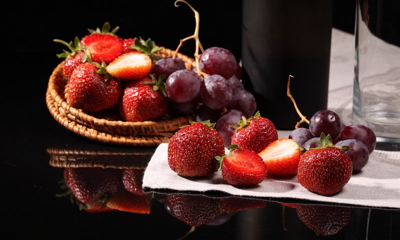 Обои виноград, клубника, ягоды, grapes, strawberry, berries разрешение 1920x1200 Загрузить