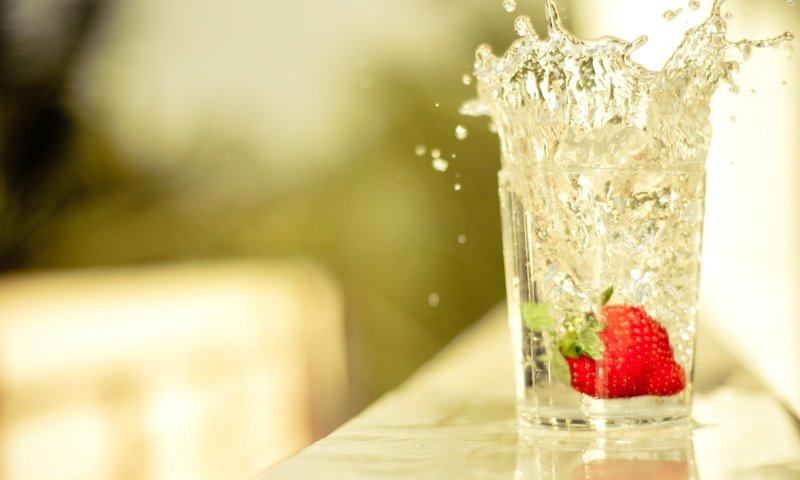 Обои вода, капли, клубника, стол, всплеск, стакан, water, drops, strawberry, table, splash, glass разрешение 2597x1724 Загрузить