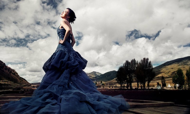 Обои небо, пейзаж, взгляд, модель, лицо, азиатка, синее платье, the sky, landscape, look, model, face, asian, blue dress разрешение 1920x1200 Загрузить